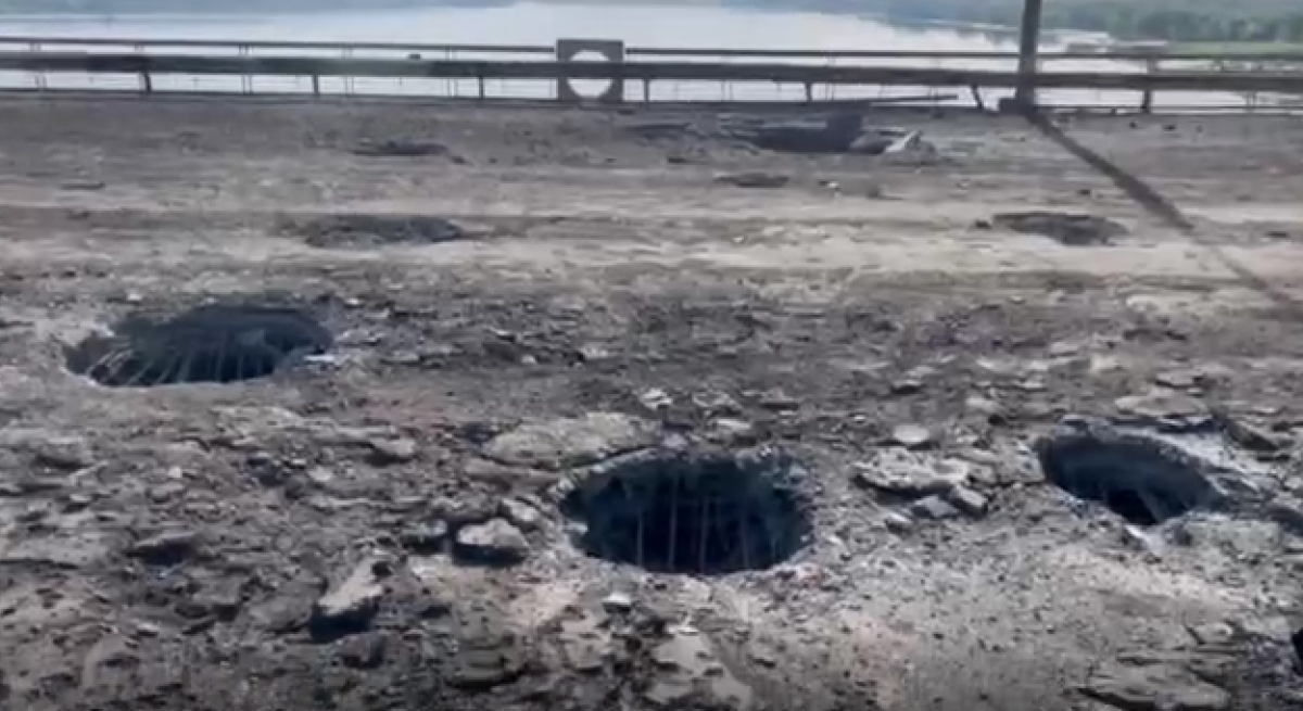 На Антонівському мосту “розцвіла бавовна”: під ударом опинилася і ворожа переправа – ЗМІ