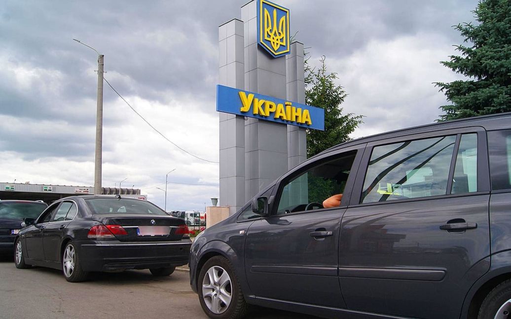 На українсько-польському кордоні утворились черги з десятків машин: на яких ПП найбільші тягучки