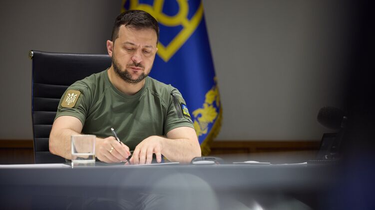 Зеленський вніс до Ради законопроєкти про продовження в Україні воєнного стану та мобілізації.