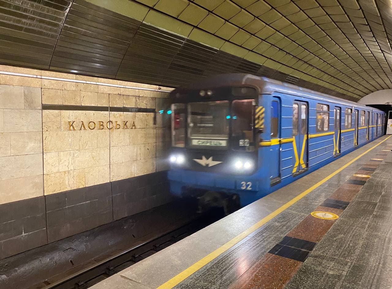 Частина червоної гілки київського метро не працює через відключення електроенергії