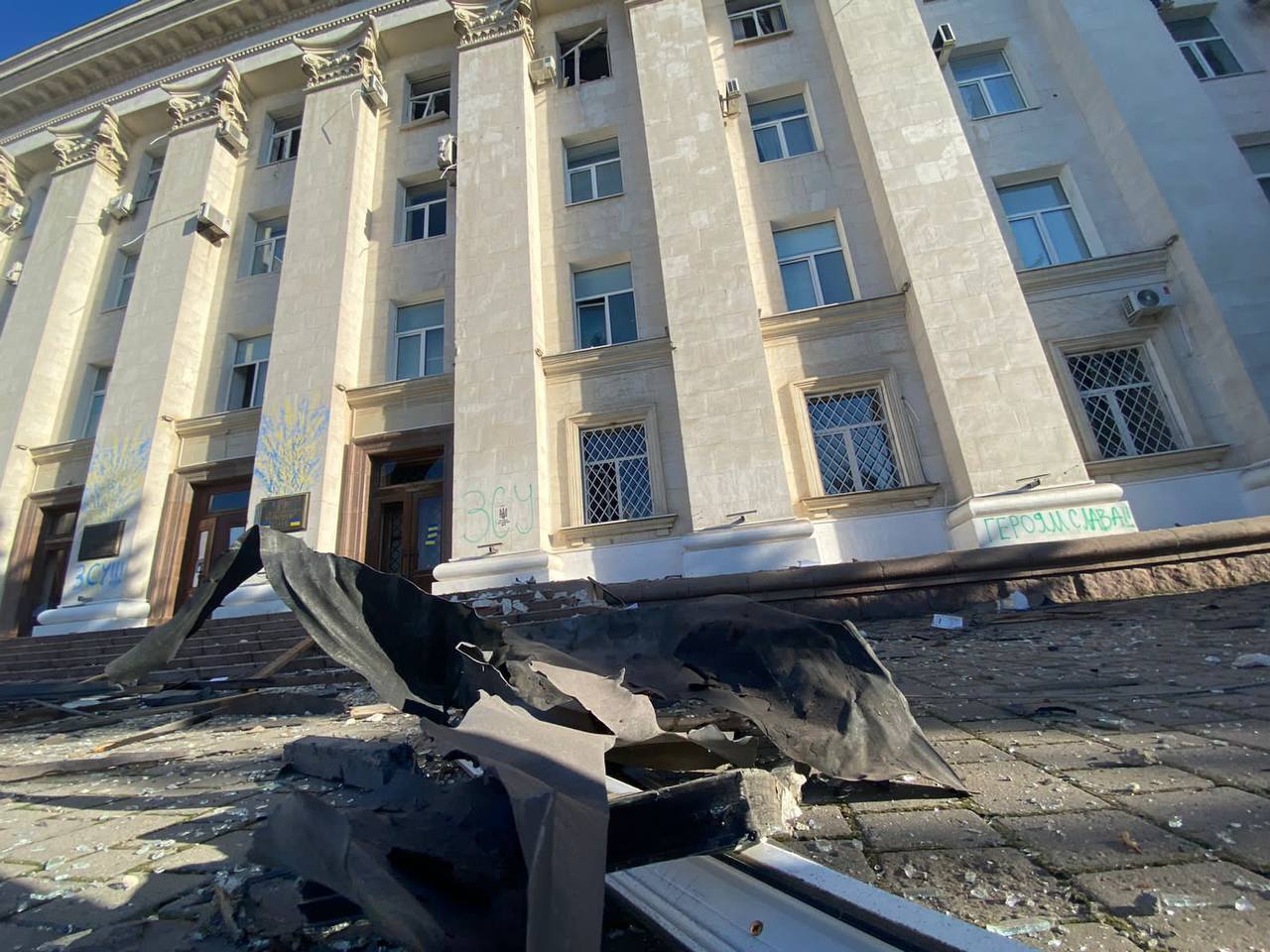 Будівлю Херсонської ОВА знову пошкоджено внаслідок атаки Росії