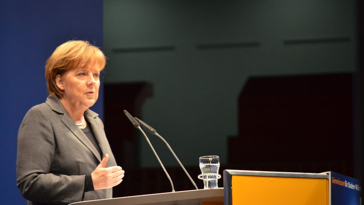 Меркель заявила, що війна Росії з Україною має закінчитися за столом переговорів