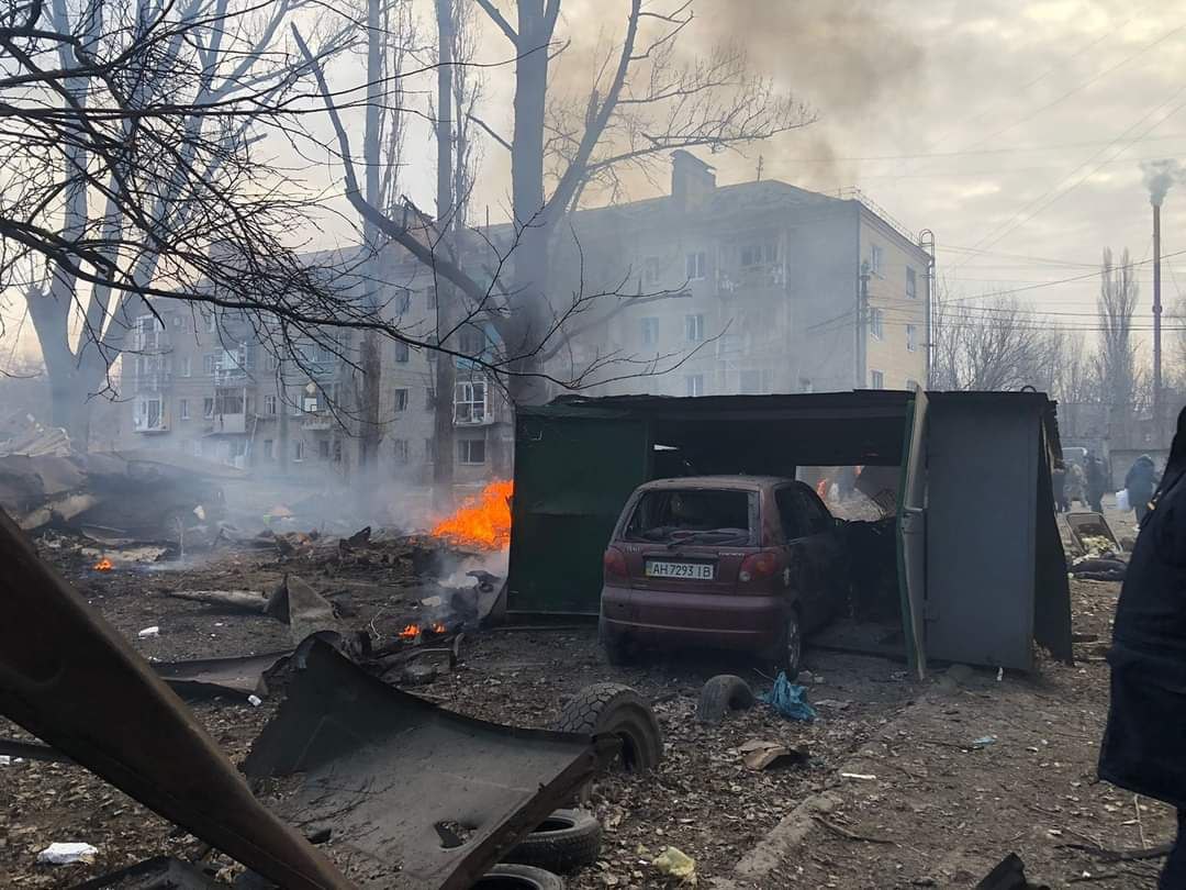 По житловому кварталу Костянтинівки вдарили ракетою, загинули троє цивільних.
