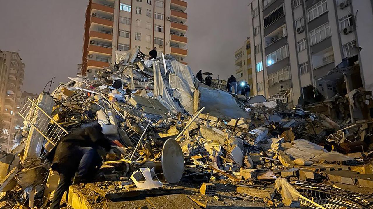 У Туреччині кількість загиблих унаслідок землетрусів перевищила 1100 осіб
