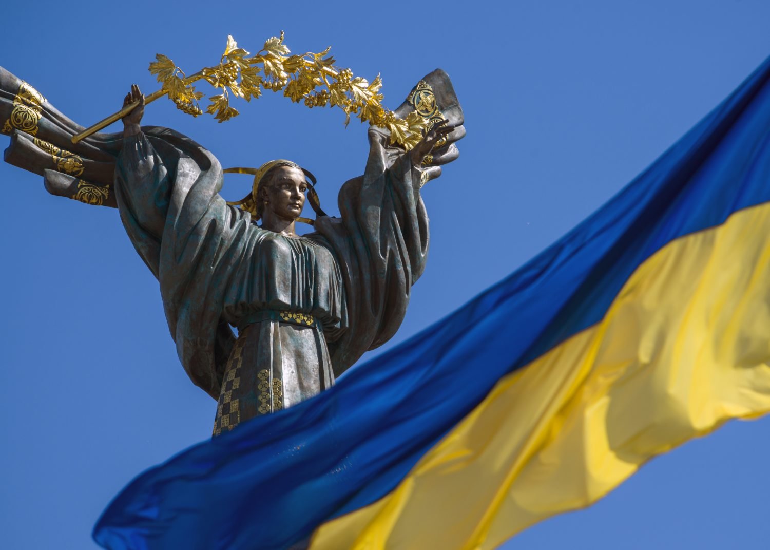 Україна повинна продовжувати рухатися в бік демократії та прозорості, але не порушуючи своїх національних інтересів
