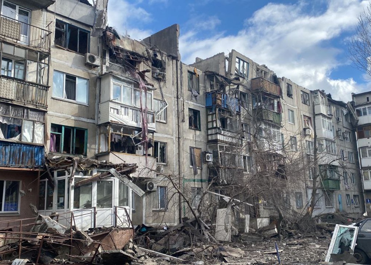 Донецька область знову обстріляна окупантами. Під завалами залишаються люди