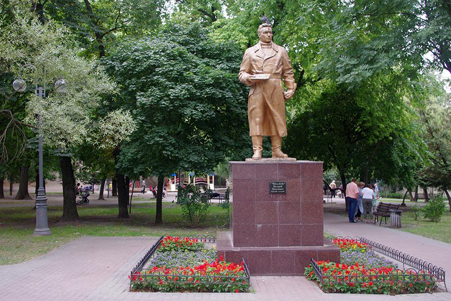У Києві сьогодні демонтують пам’ятник Чкалову, завтра – Ватутіну