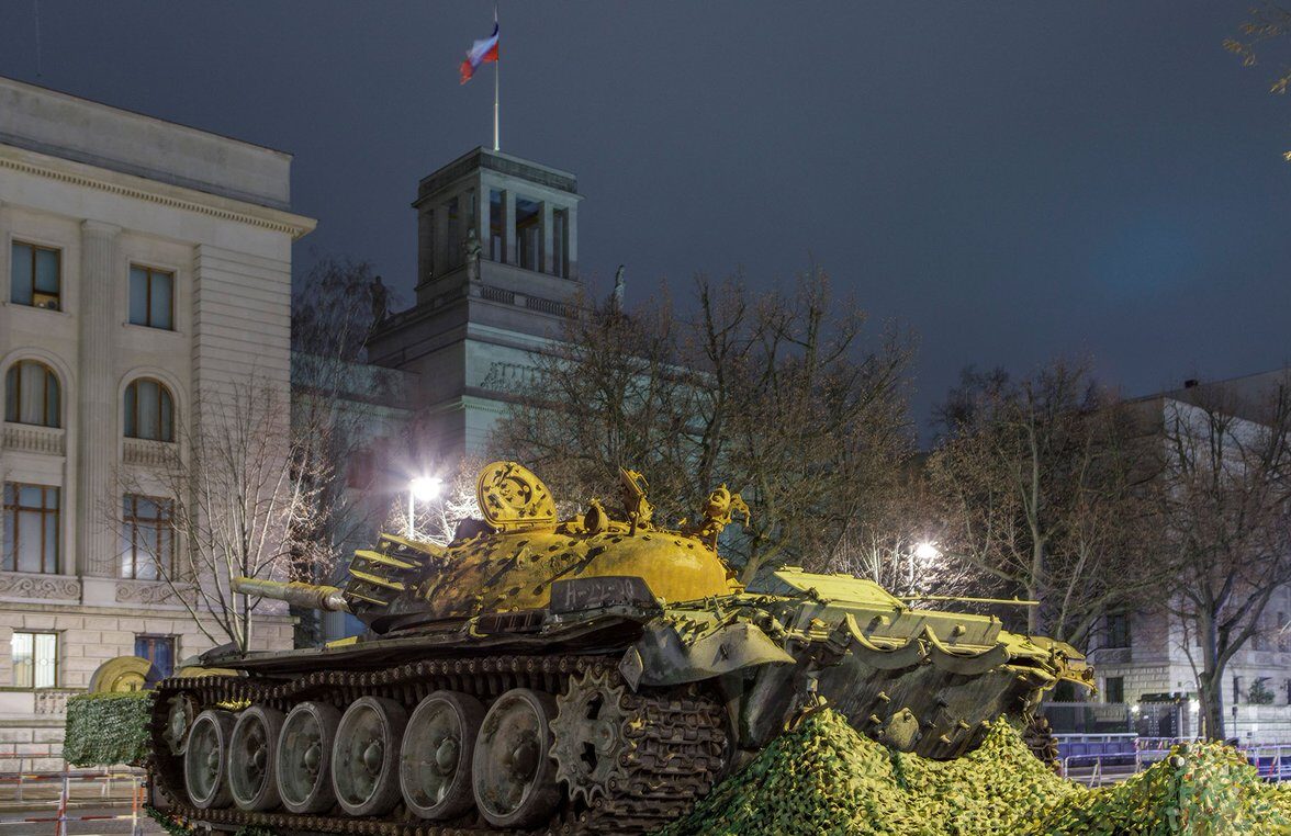Перед посольством Росії в Берліні встановили підбитий біля Бучі танк