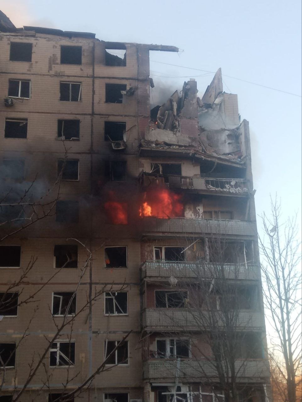 Окупанти вдарили по багатоповерховому будинку в Авдіївці