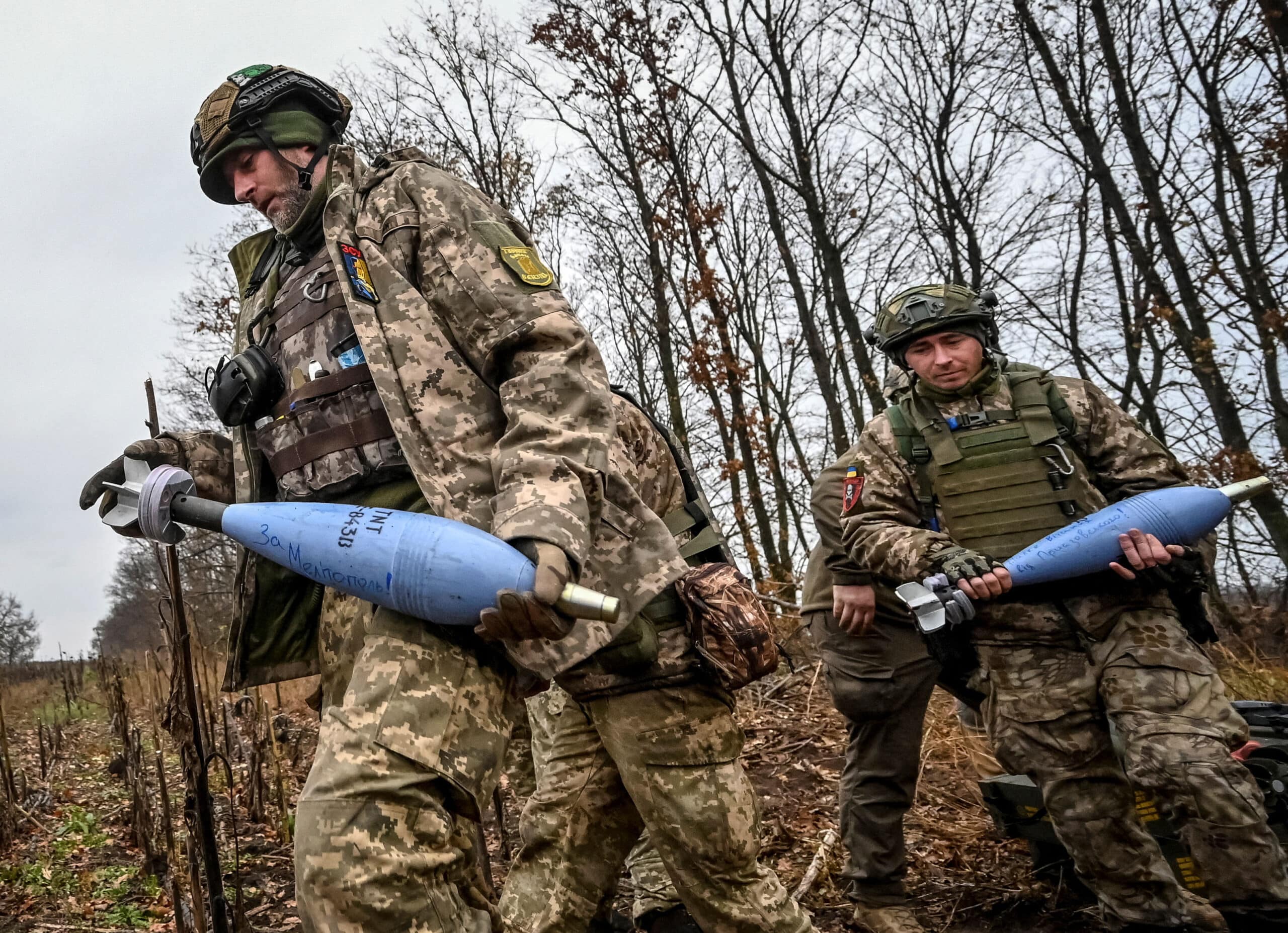 Ukrainian servicemen prepare to fire a mortar on a front line, as Russia's attack on Ukraine continues, in Zaporizhzhia region, Ukraine November 16, 2022.  REUTERS/Stringer