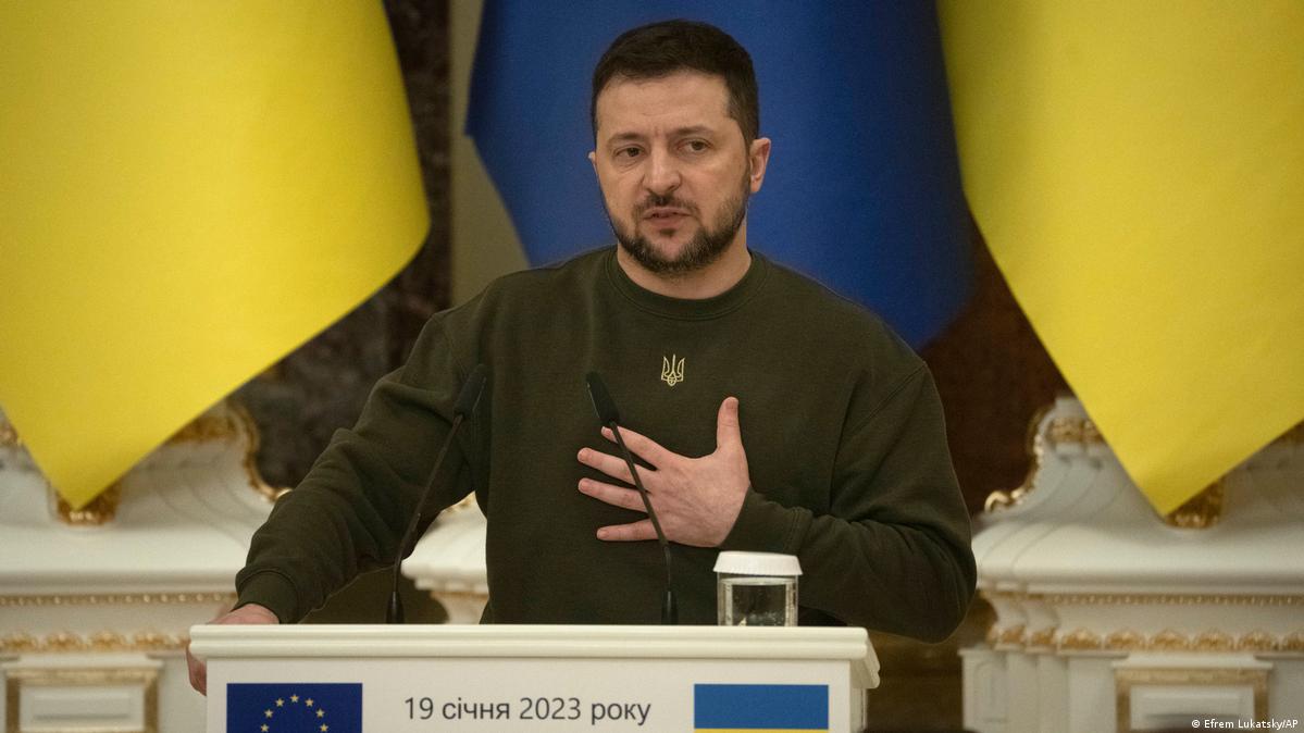 Зеленський продовжує воєнний стан і мобілізацію в Україні