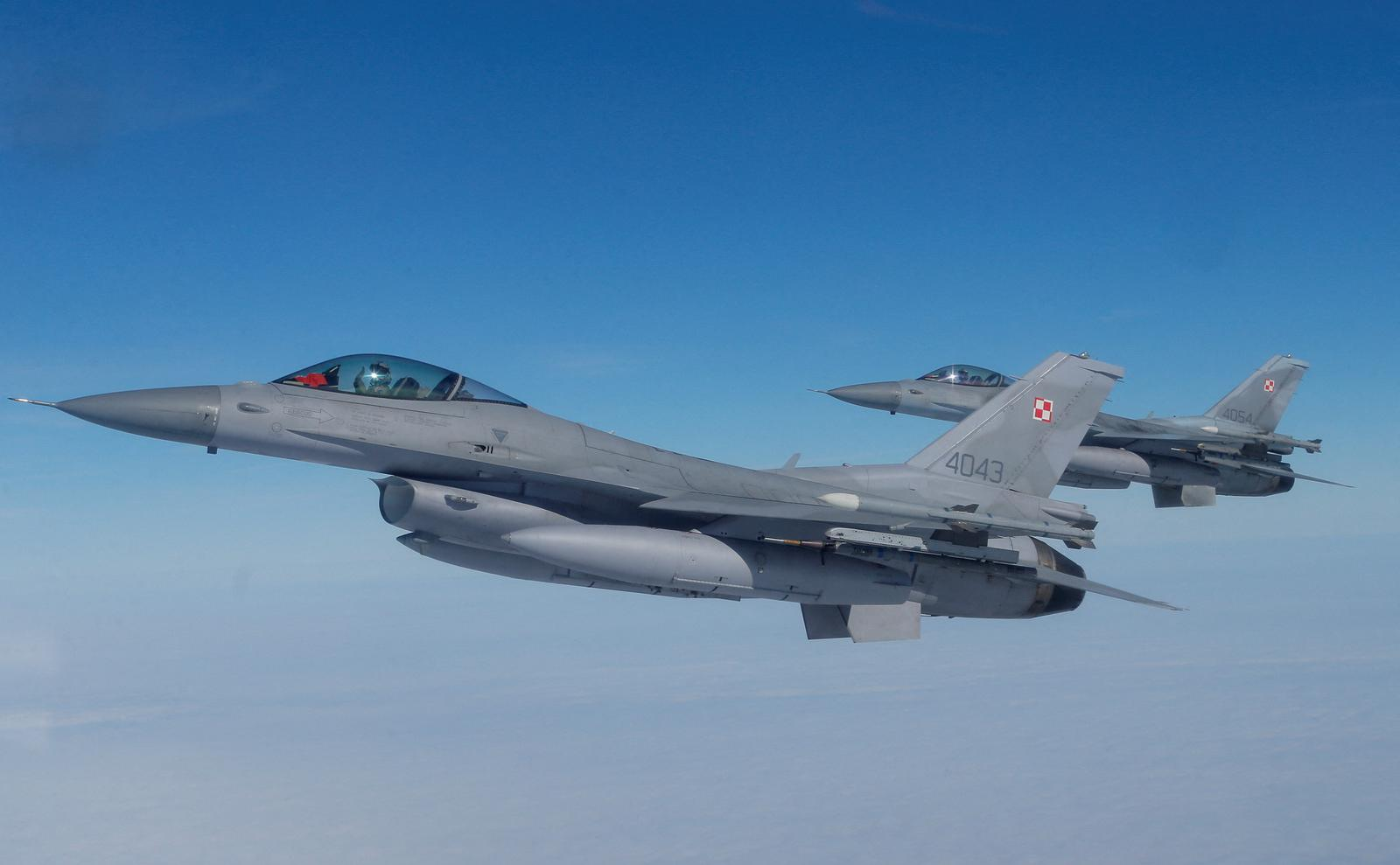 Польща не зможе передати F-16 для України