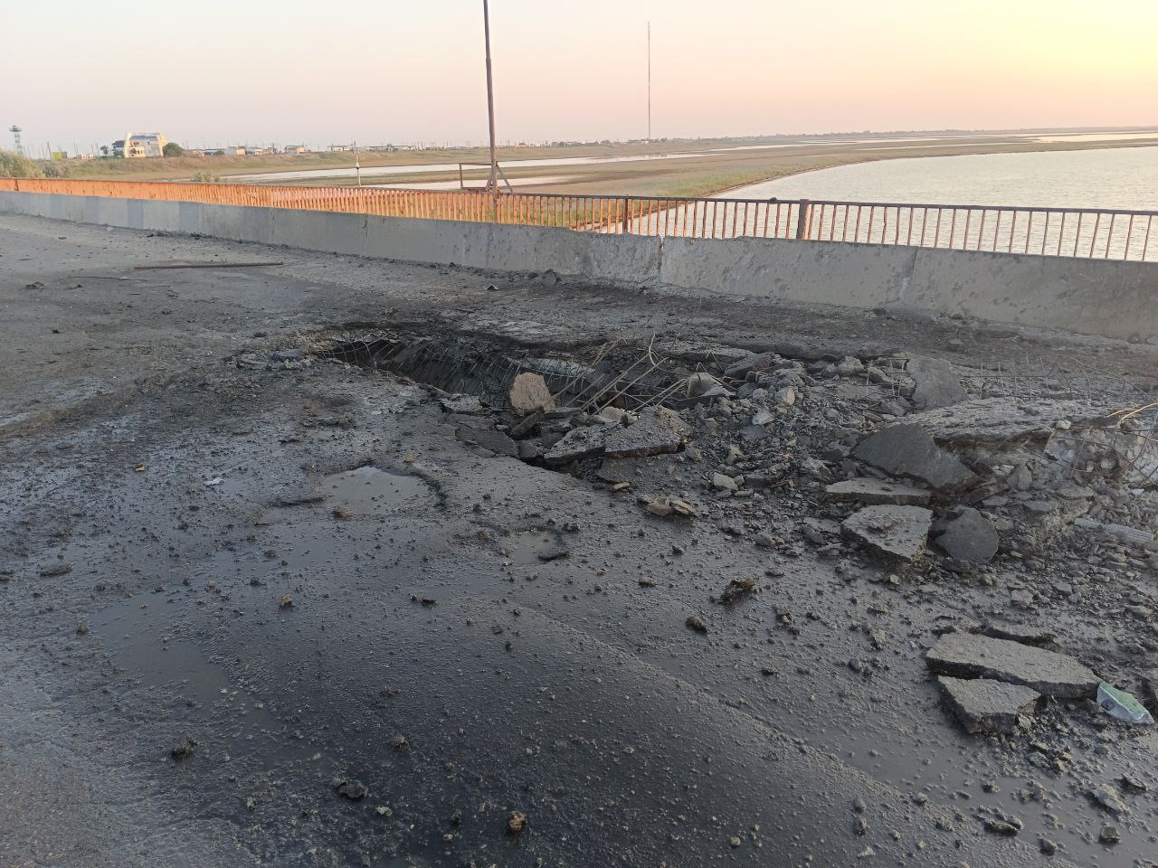 У Криму повідомили про удар по мосту в Чонгарі