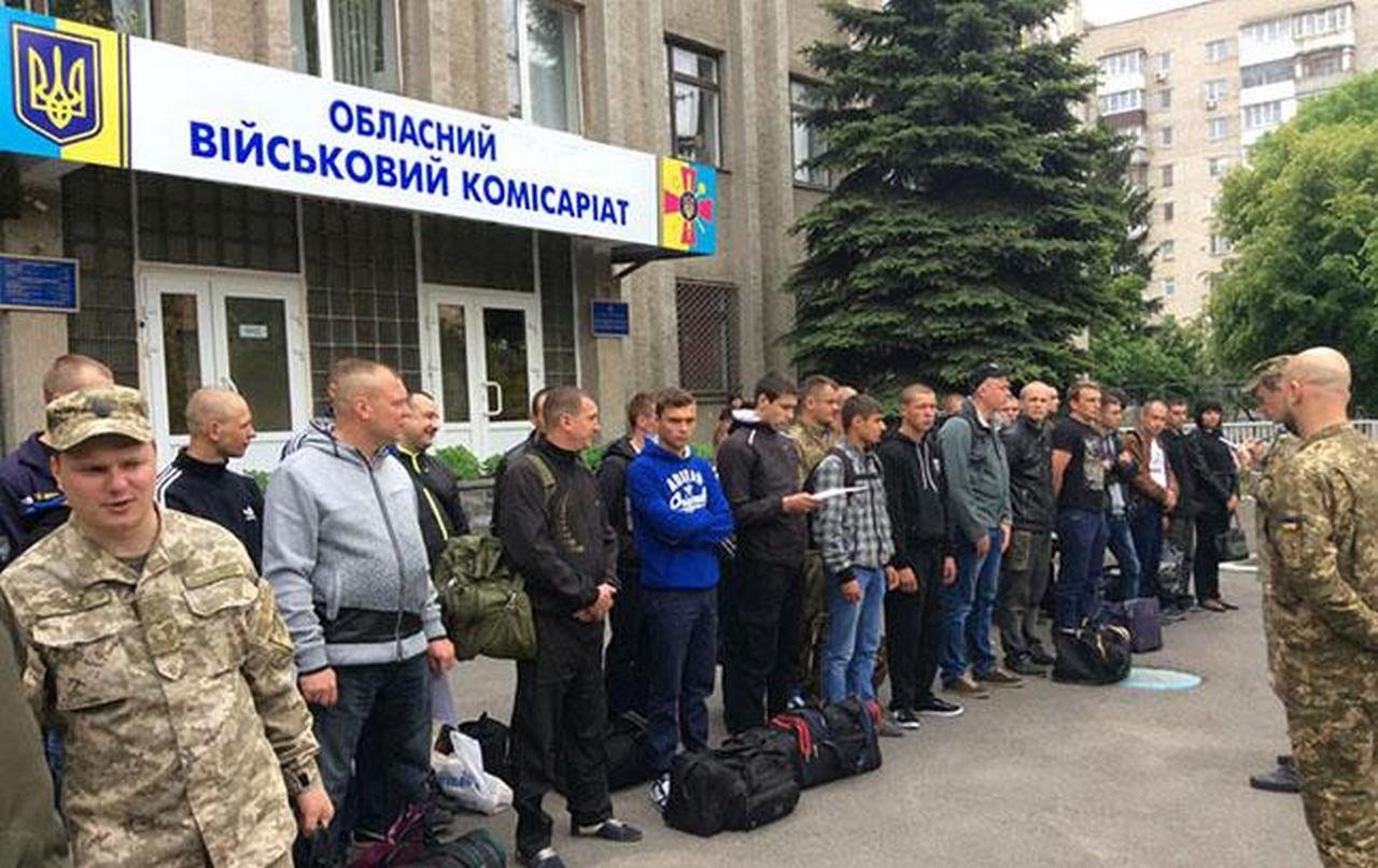 Як деякі воєнкоми в Україні заробляють на хабарах