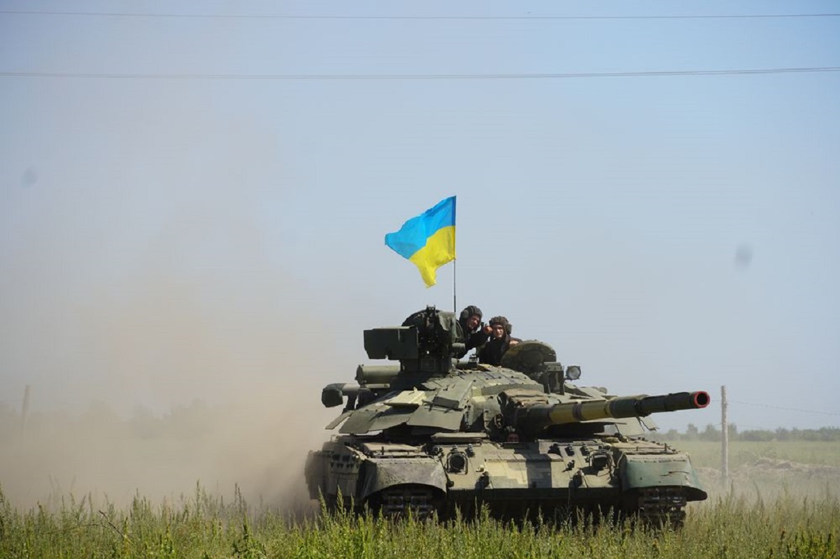 Українські військові знищують оборонні пункти ворога