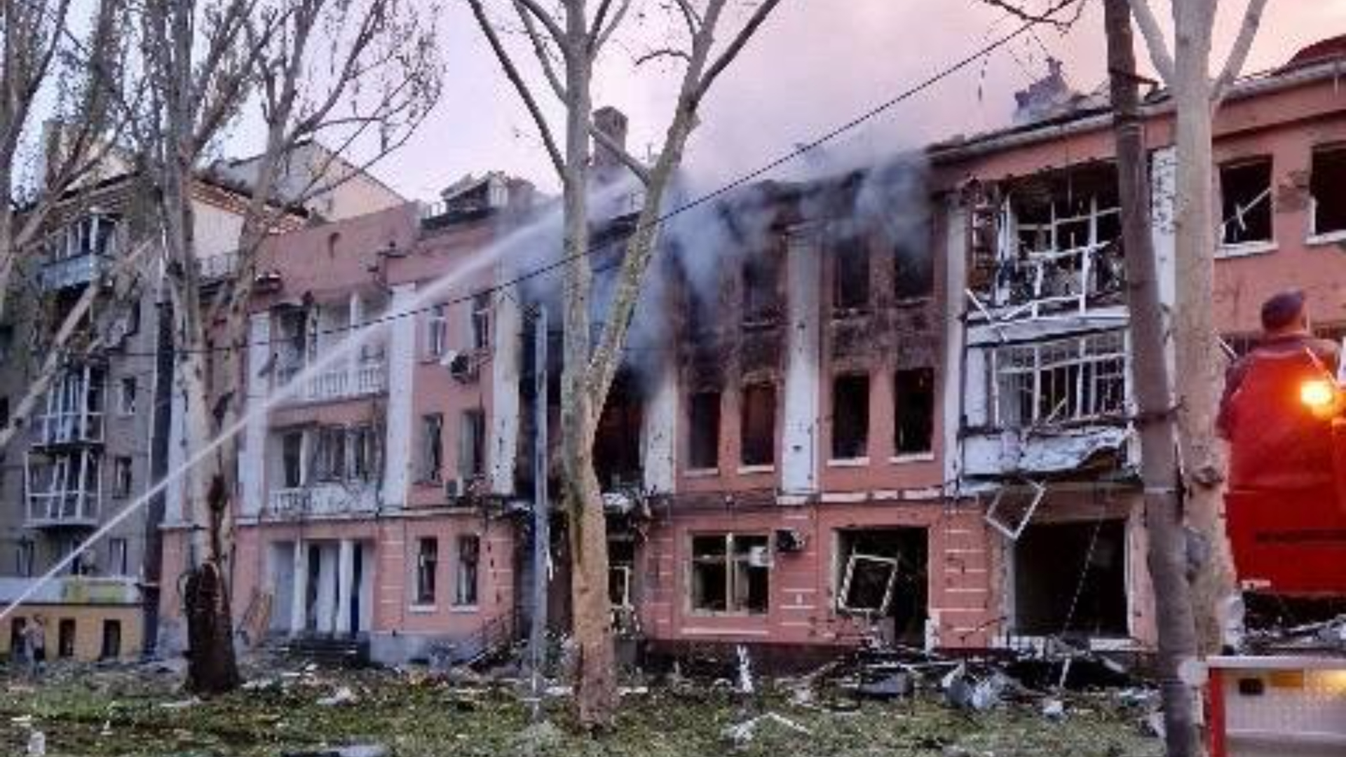 Росіяни вдарили по центру Миколаєва: є загиблі та поранені