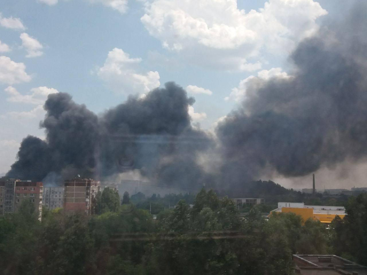 Окупований Донецьк у диму: у центрі міста пролунали вибухи