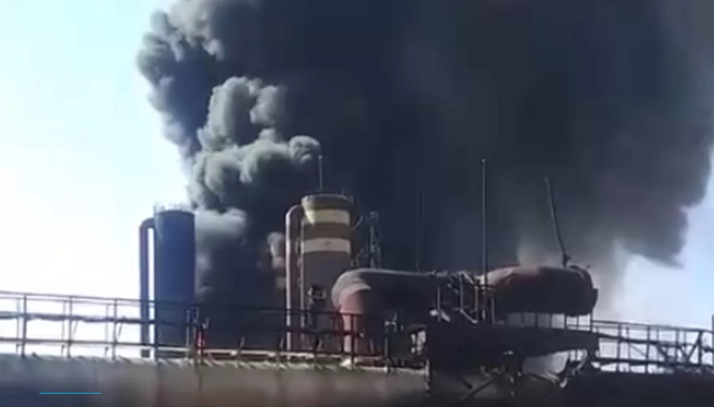 Авдіївський коксохімічний завод спалахнув після авіаудару