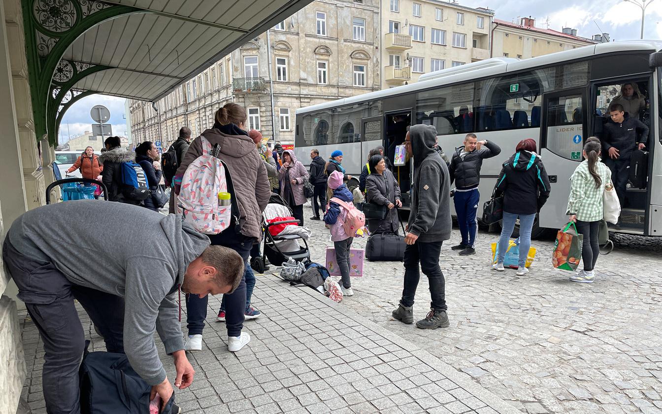 April 17, 2022, Przemysl, Poland: Many people on  Easter Sunday, at the Przemysl train station, preparing to board the bus. (Credit Image: © Amy Katz/ZUMA Press Wire)