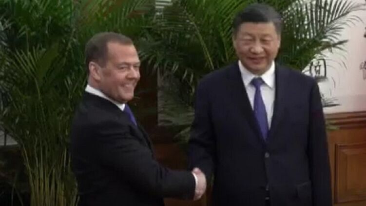 Російські ЗМІ розповіли, навіщо Медведєв їздив до Пекіна на зустріч із Сі Цзіньпіном
