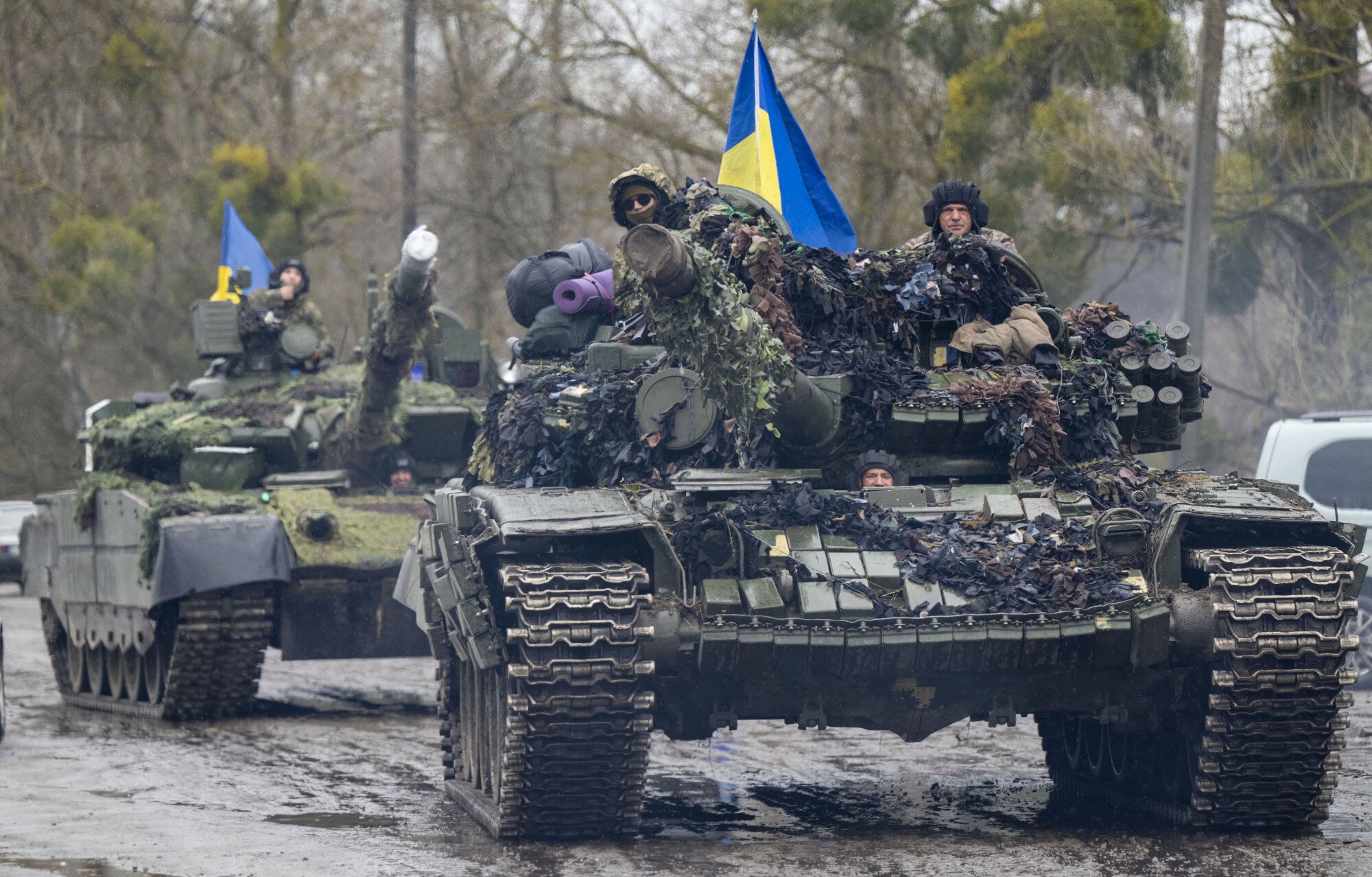Танковая атака под авдеевкой. Ukraine Army t-72av. Т-80бвм на Украине. Т-80бвм на Украине 2022. Т 80бвм на войне в Украине.