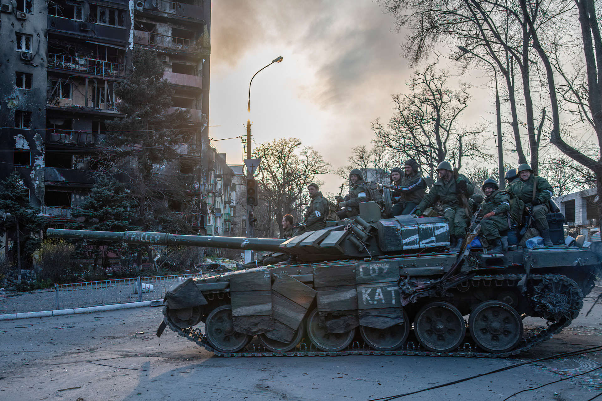 April 16, 2022, Mariupol, Ukraine: A DPR tank in a burning Mariupol neighborhood drives towards the Azovstal plant- one of the final pockets of Ukrainian resistance. The battle between Russian / Pro Russian forces and the defending Ukrainian forces led by the Azov battalion continues in the port city of Mariupol. (Credit Image: © Maximilian Clarke/SOPA Images via ZUMA Press Wire)