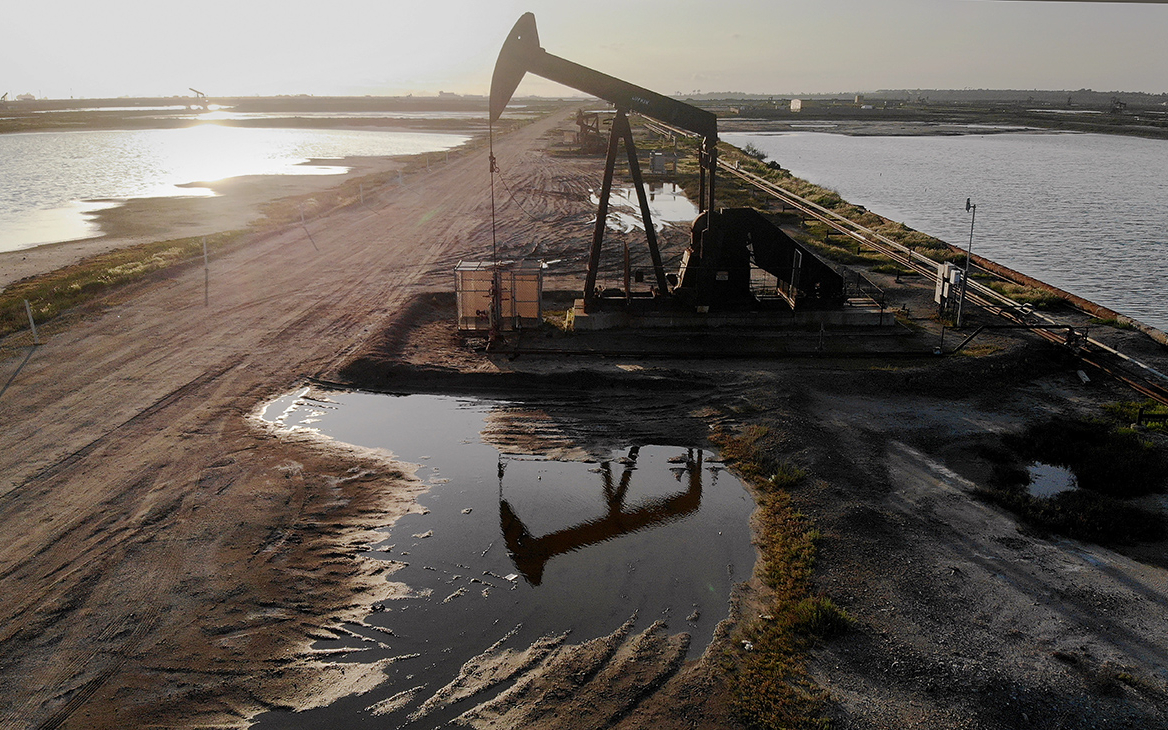 ОПЕК і Росія хочуть знизити видобуток нафти – Reuters