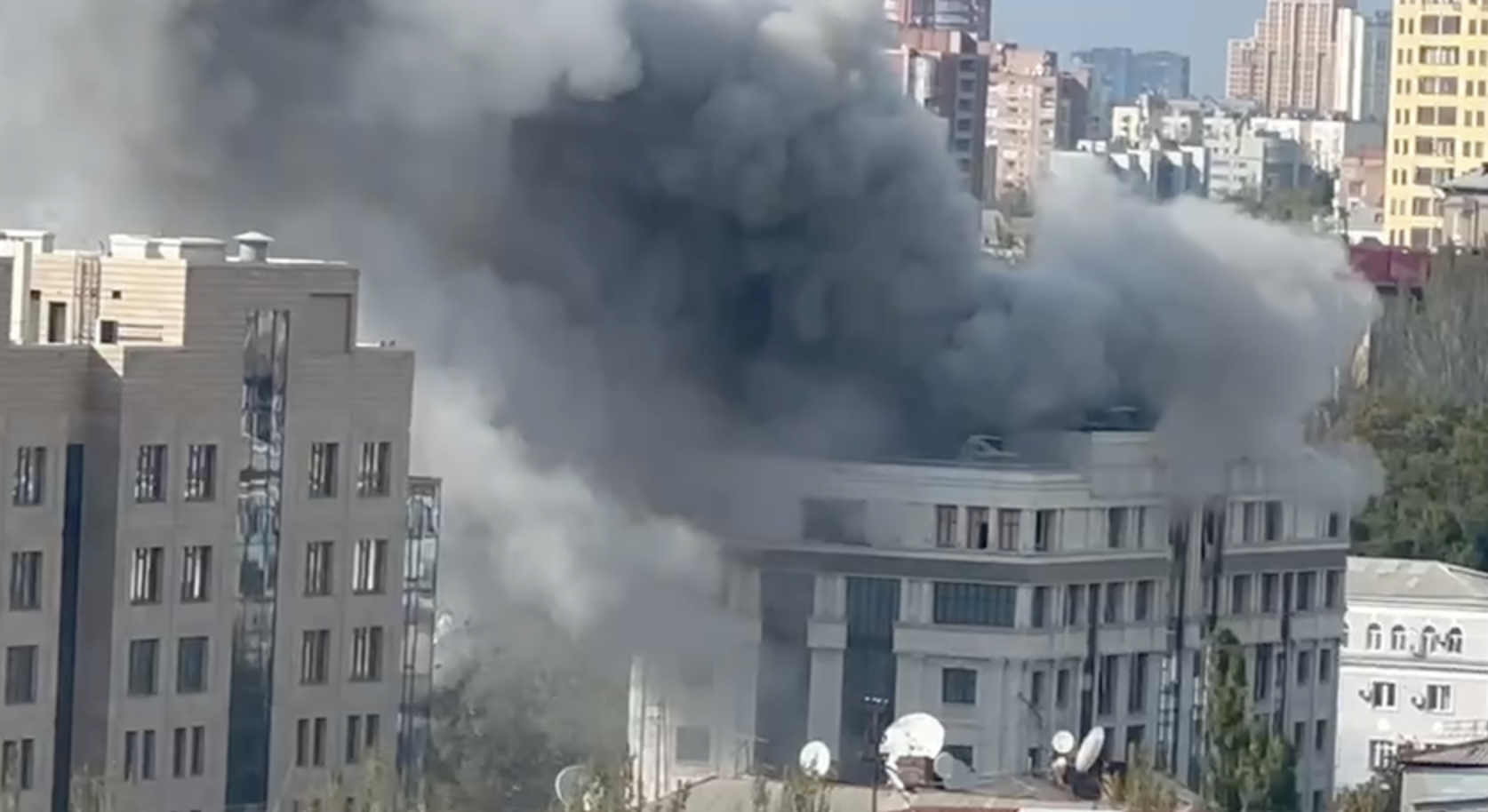 У центрі Донецька снаряд влучив у будівлю так званої адміністрації глави днр