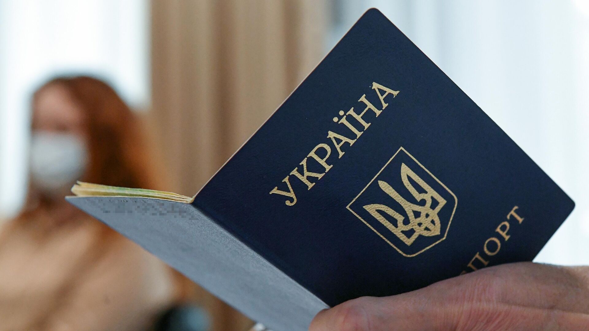 Українські чоловіки за кордоном готові до масових судових позовів через обмеження консульських послуг