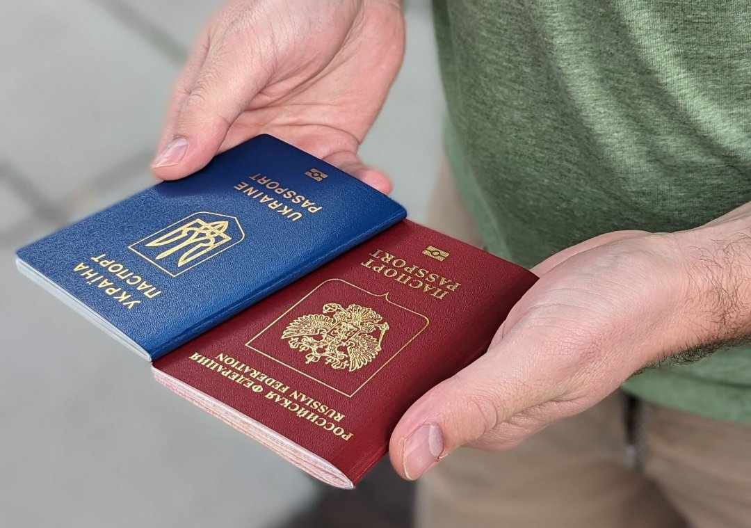 Маневри Кремля: Росія може запропонувати українцям у Європі “вигідні” паспорти