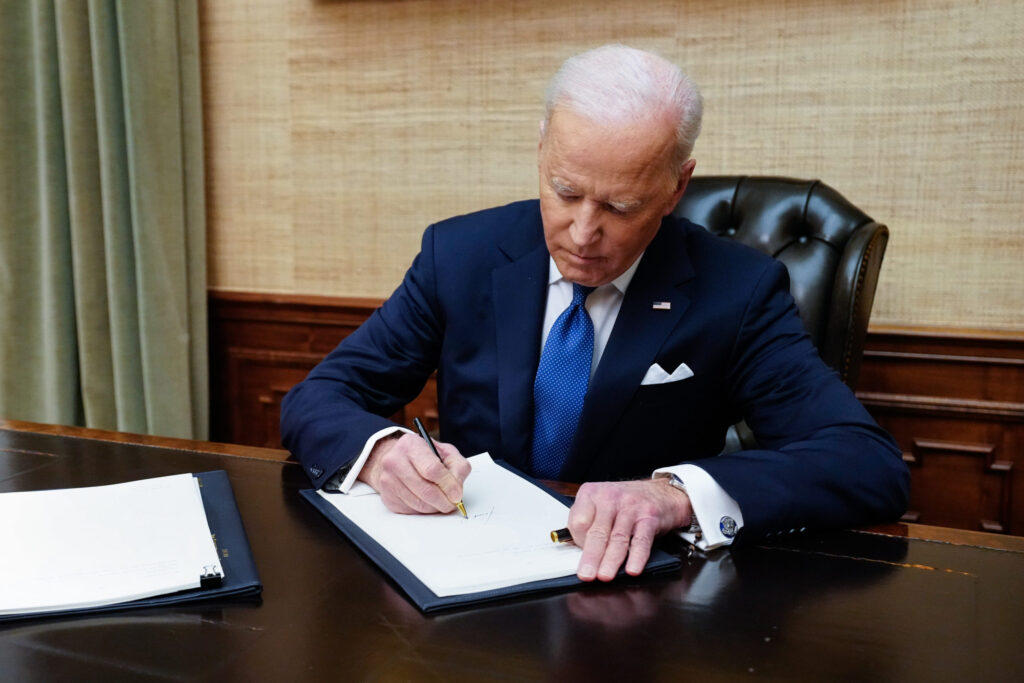 Президент США Джо Байден підписав законопроект про військову допомогу для України
