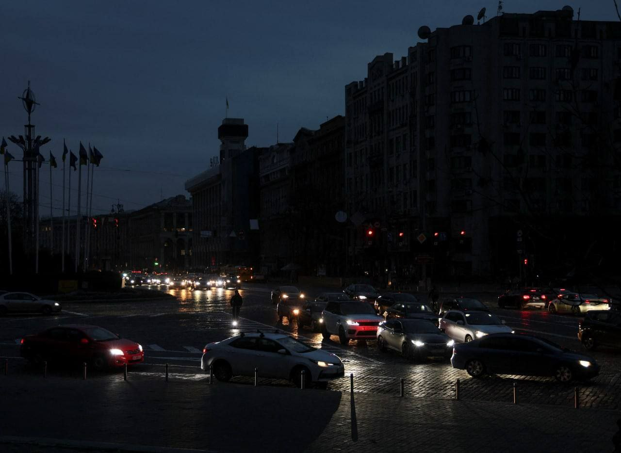 Київ знижує яскравість вуличного освітлення через брак електроенергії