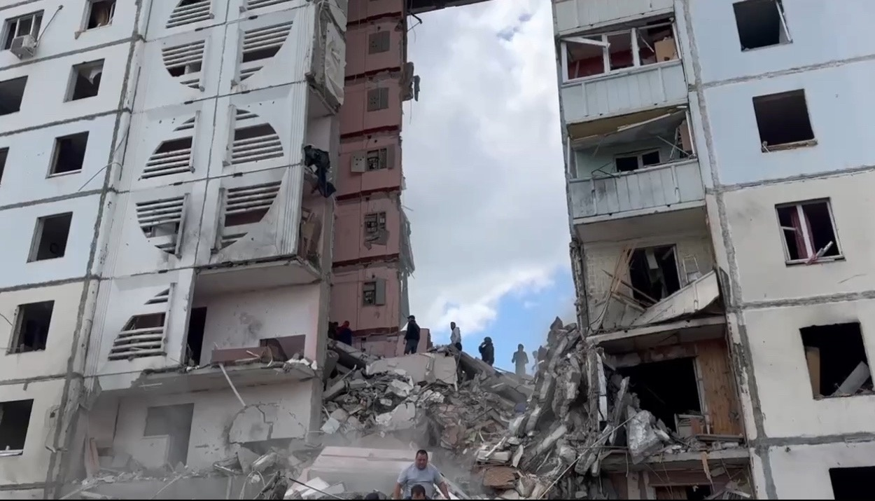 Унаслідок атаки на Бєлгород обвалився під’їзд 10-поверхового будинку