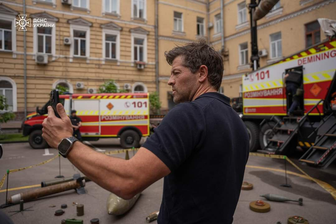 Актор Міша Коллінз відвідав рятувальну службу в Києві