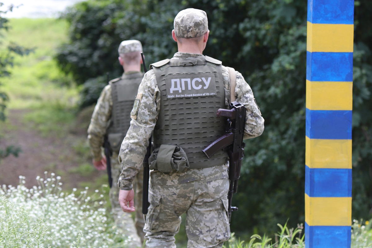 Уклоністи із Закарпаття відібрали пістолет у прикордонника і втекли в Румунії – журналіст