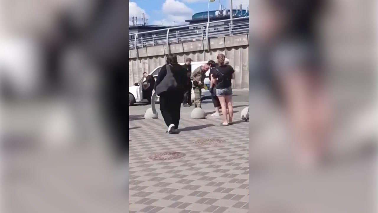 У Києві співробітник ТЦК вдарив жінку: вона вступилася за затриманого
