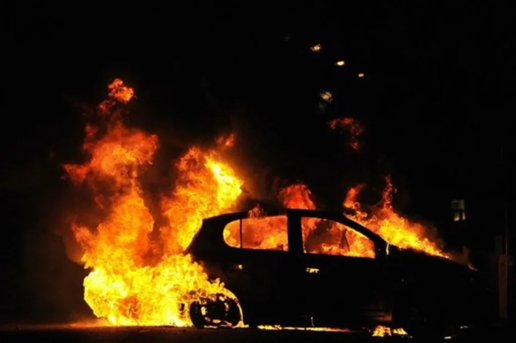 Сьогодні вночі невідомі підпалили 3 військові автомобілі в Ізюмі та Одесі