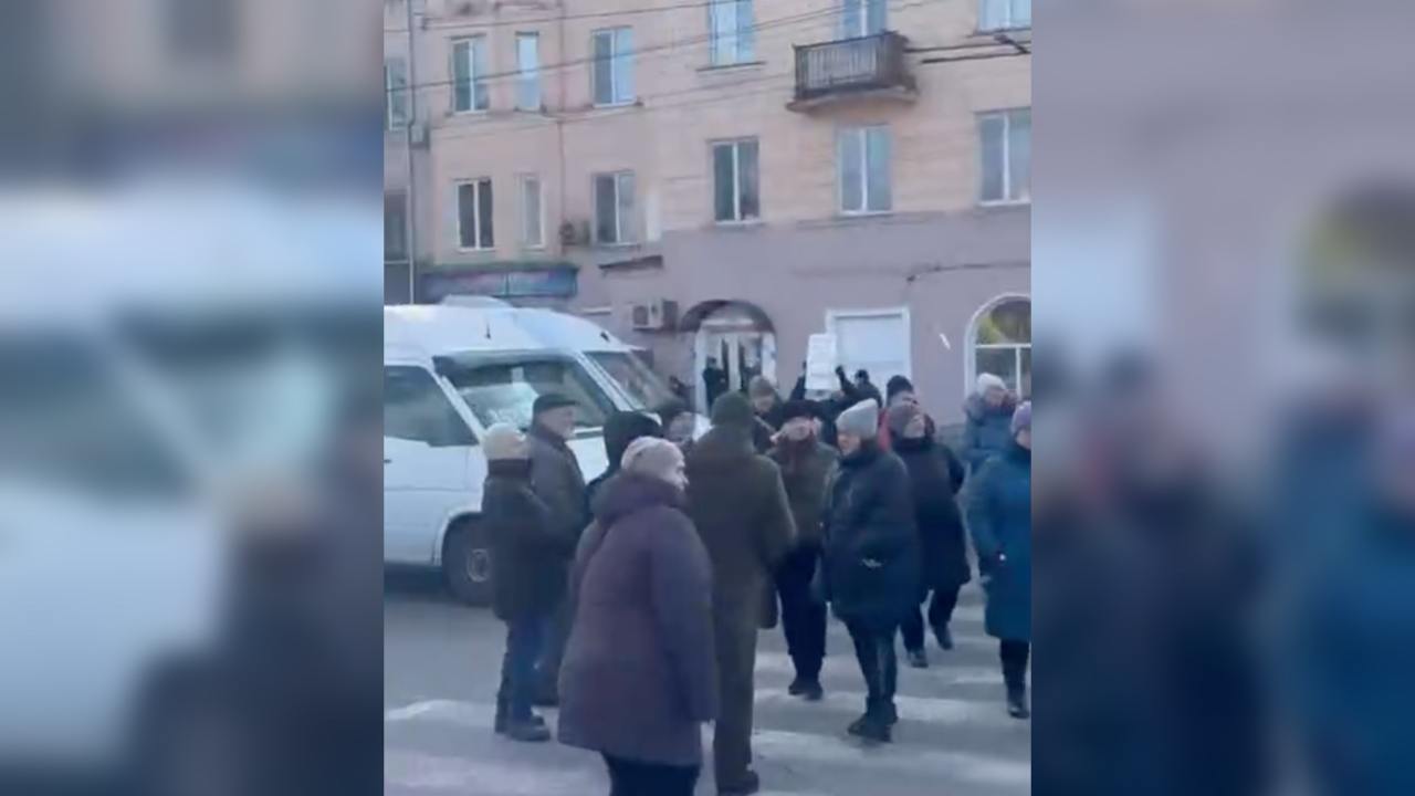 Стихійний мітинг у Кривому Розі: люди перекрили дорогу через проблеми з опаленням