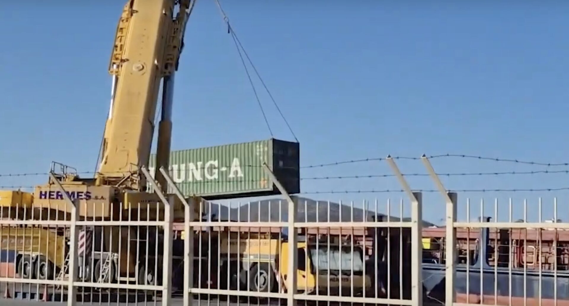 У Греції активісти заблокували 18 вантажівок із вибуховою речовиною для України