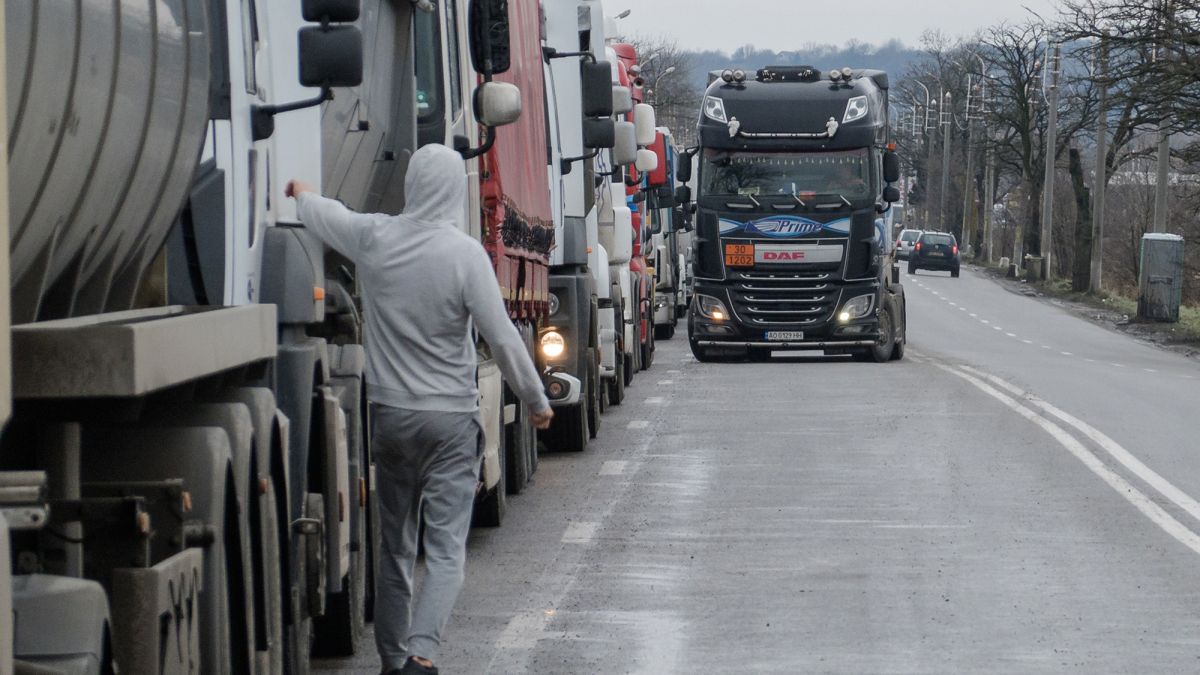 В Україні змінюються правила перевезення гуманітарної допомоги: водіям потрібно реєструватися в електронній системі
