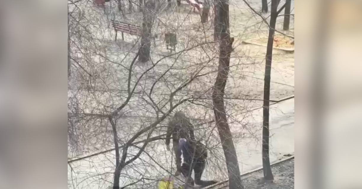 У Харкові співробітники ТЦК збили з ніг хлопця: за нього заступилися літні жінки