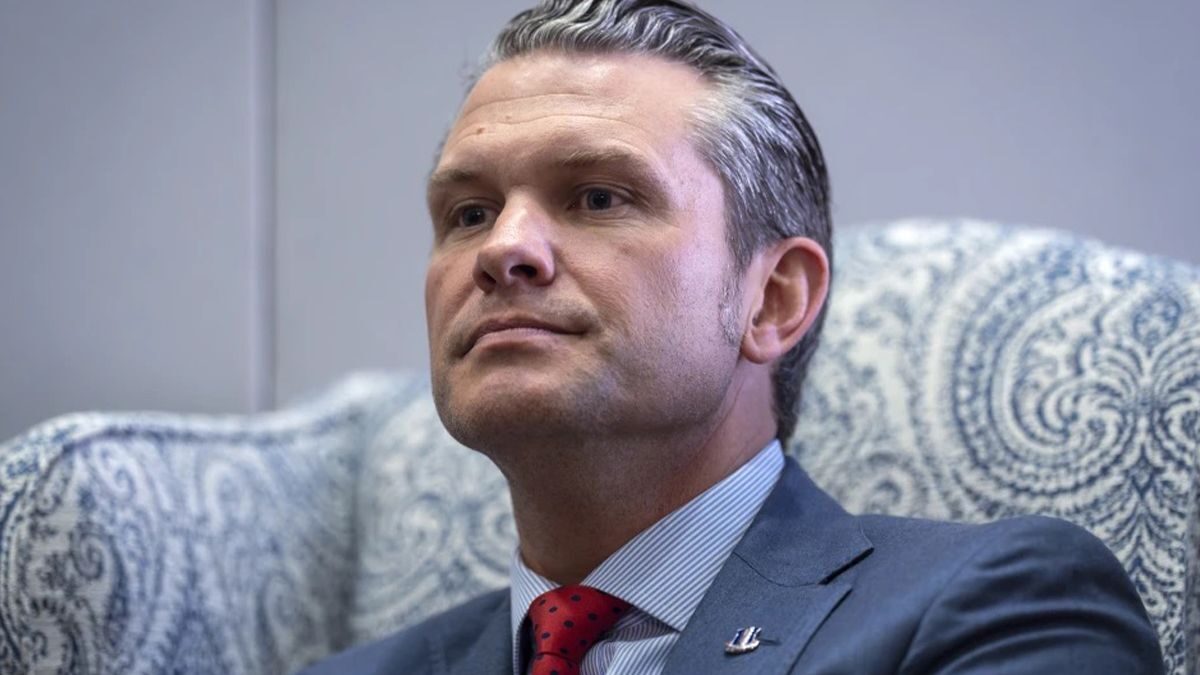 Глава Пентагону бере дружину і брата на зустрічі з іноземними колегами