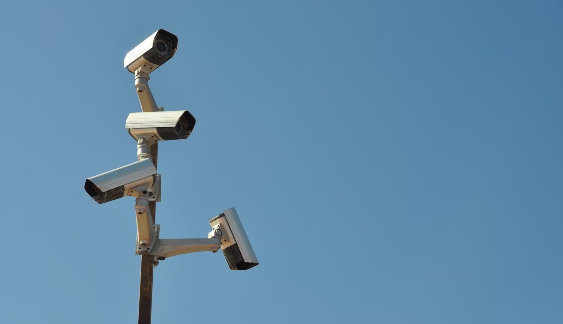 Загарбники зламали тисячі камер для шпигунства за поставками зброї в Україну – The Guardian