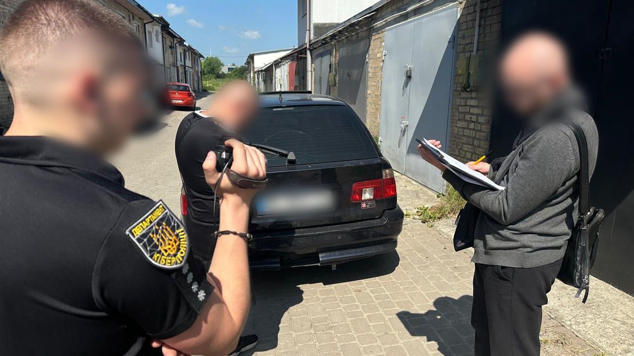 Керівник благодійного фонду привласнив донатів на понад 2 млн