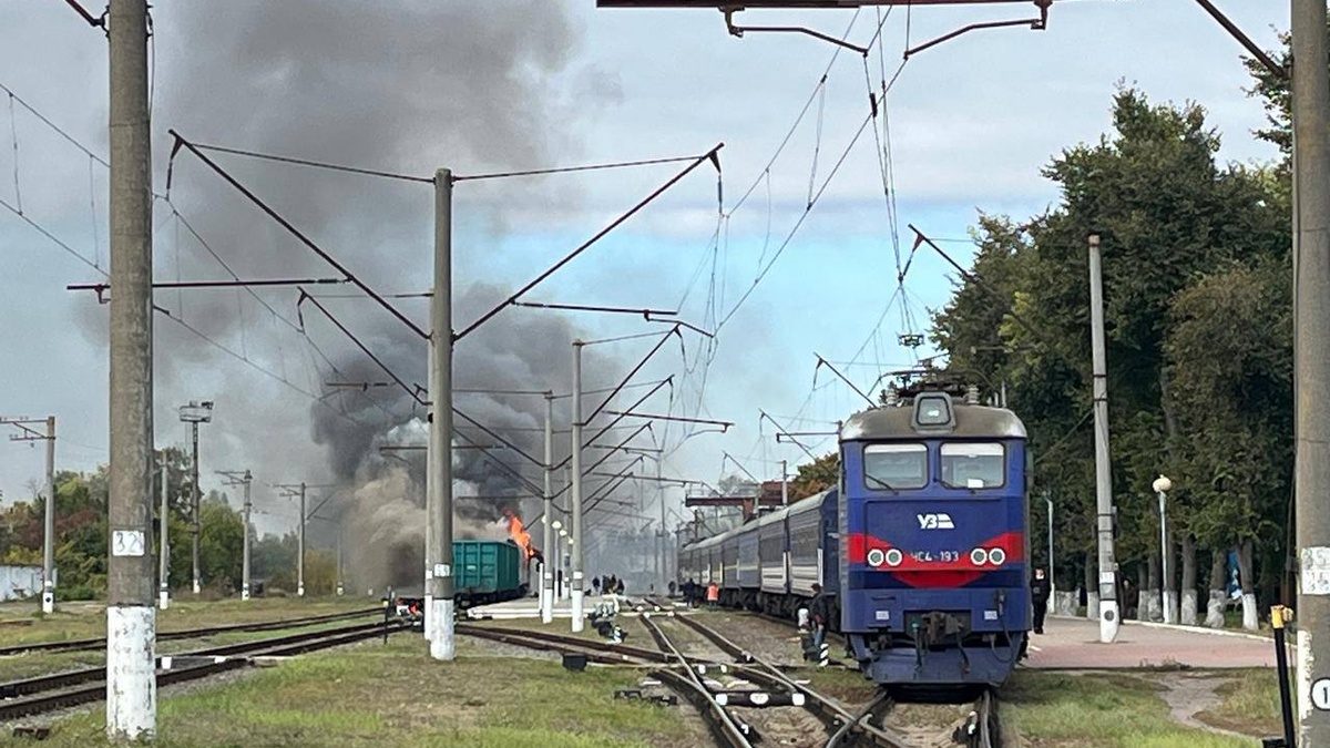 Подвійний удар завдано по залізничному вокзалу в Шостці