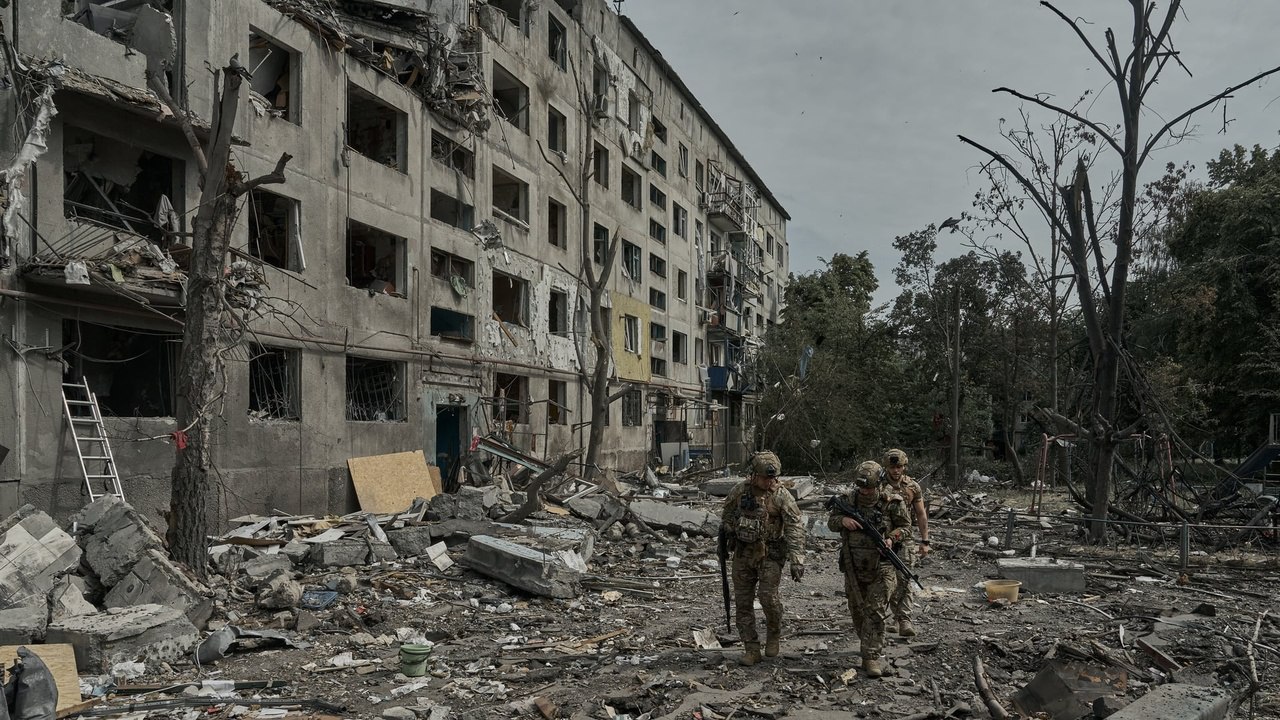 Загарбники тиснуть на Покровськ малими групами та інтенсивними штурмами – Сирський