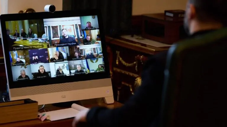 Зеленський розкритикував київську владу за повільні темпи відновлення тепла та електрики